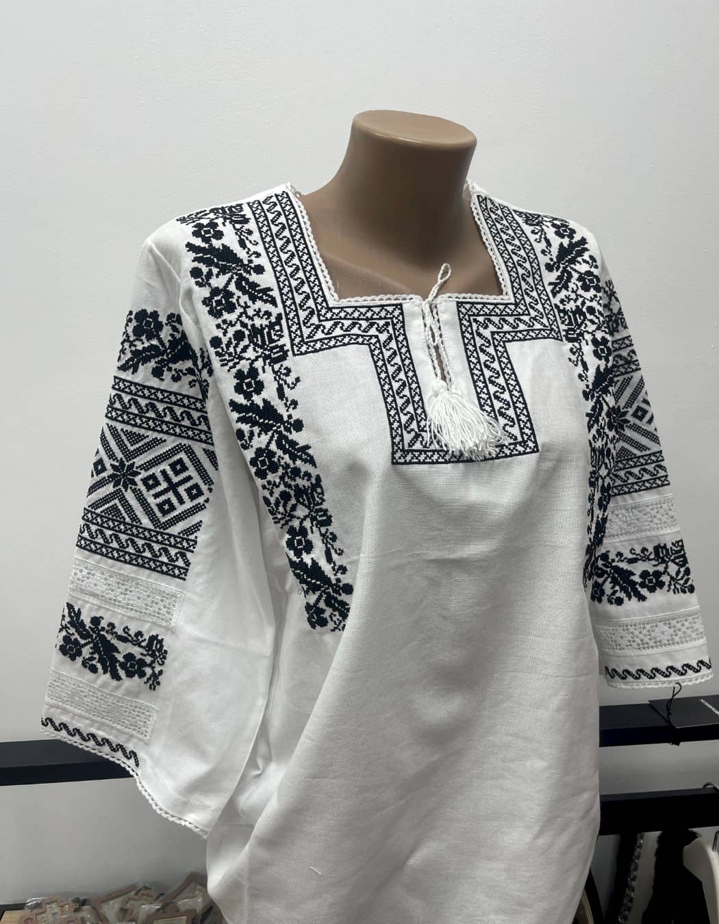 Ie damă pe pânză de casă cu broderie neagră și ajur