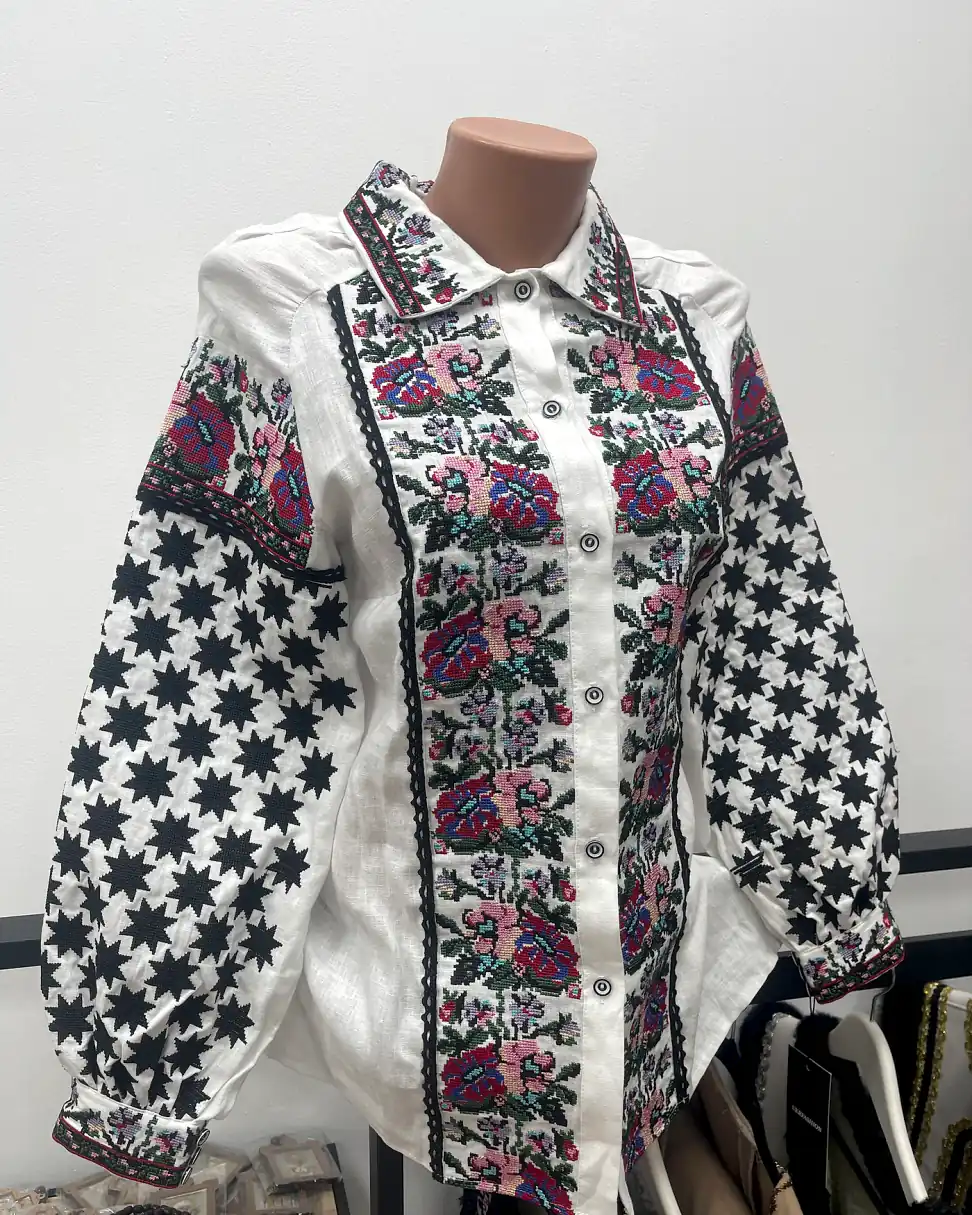 Cămașă damă pe pânză de casă cu broderie florală roz-negru