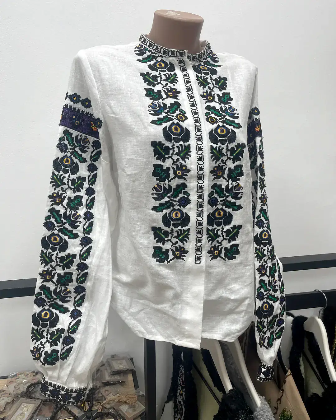 Cămașă damă pe pânză de casă cu broderie verde-negru