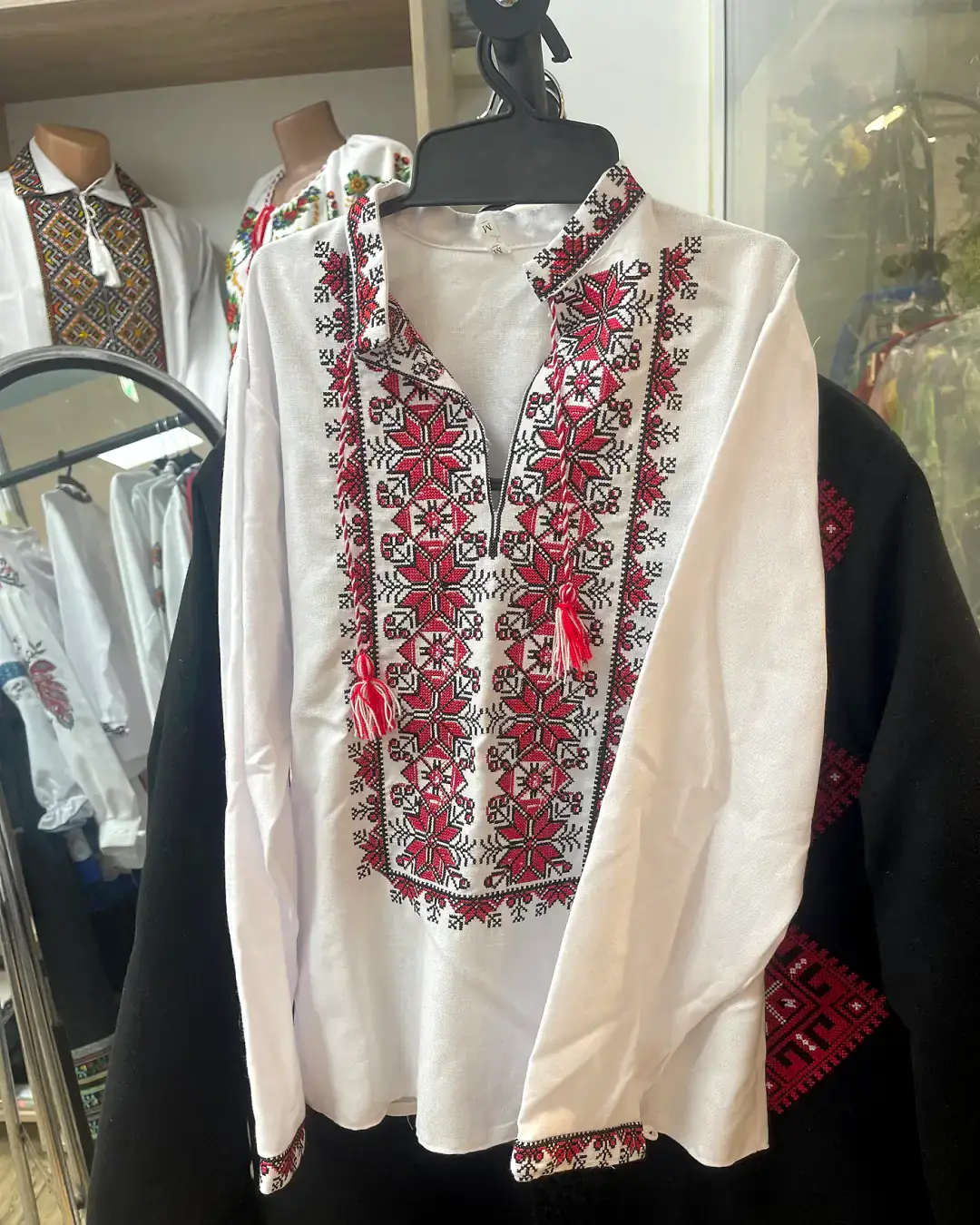 Cămașă tradițională albă pentru băieți cu broderie roșu-negru pe pânză de casă