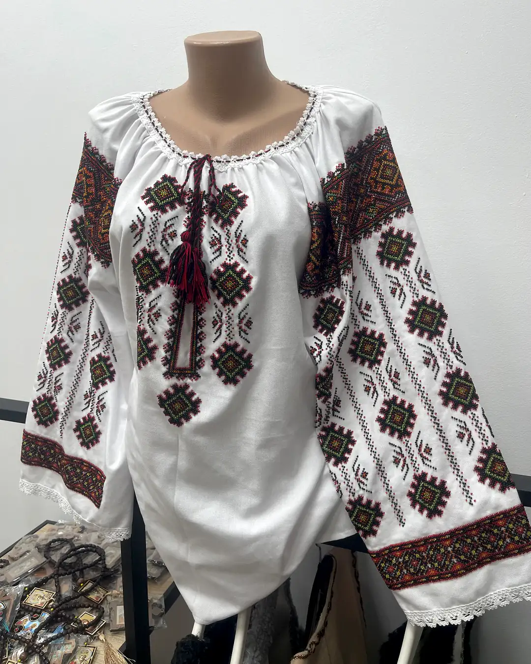 Ie damă din pânză de casă cu broderie maro închis și mărgele, lucrată manual