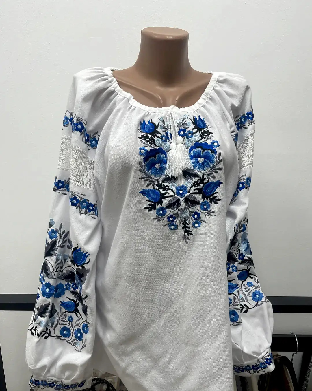 Ie damă pe pânză de casă cu flori albastre și broderie la mașină