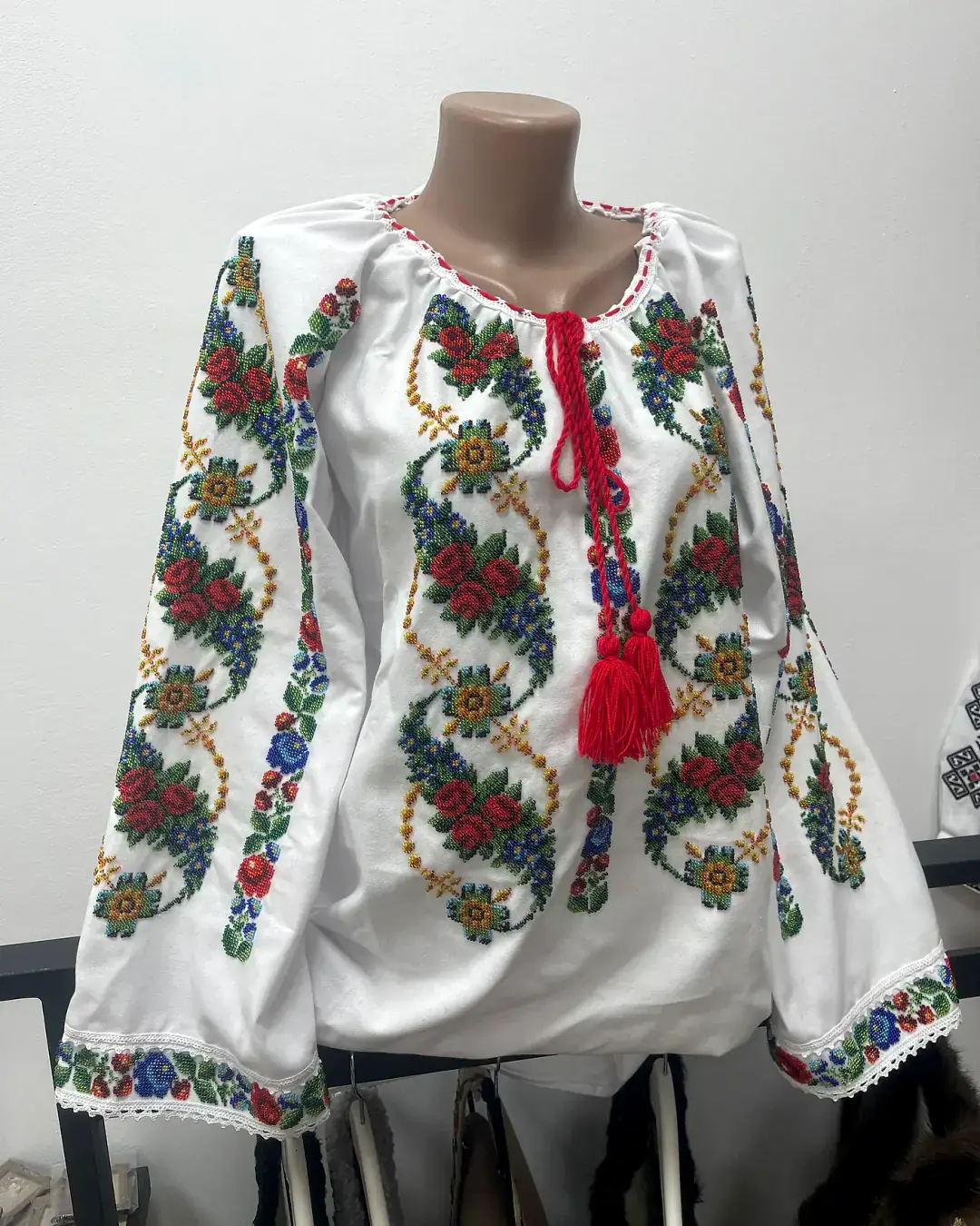 Ie damă din pânză de casă cu flori multicolore, brodată cu mărgele