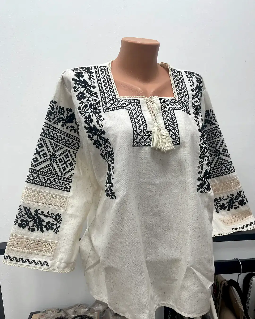 Ie damă pe pânză de casă cu motiv negru geometric