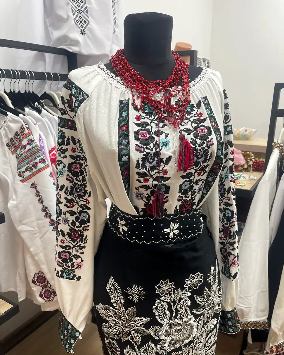 Set damă cu ie din pânză de casă și catrință neagră brodată cu mărgele